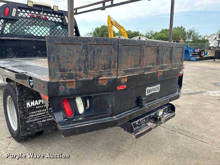 image for item DZ4546 2017 Chevrolet Silverado 3500HD Flatbed pickup truck