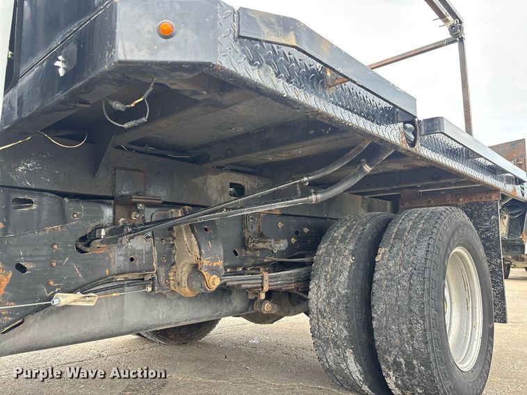 image for item DZ4546 2017 Chevrolet Silverado 3500HD Flatbed pickup truck