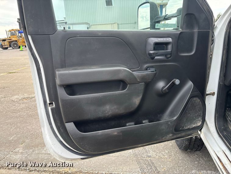 image for item DZ4546 2017 Chevrolet Silverado 3500HD Flatbed pickup truck