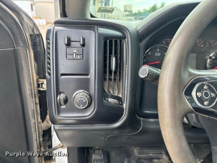 image for item DZ4546 2017 Chevrolet Silverado 3500HD Flatbed pickup truck