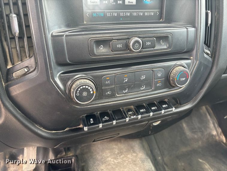 image for item DZ4546 2017 Chevrolet Silverado 3500HD Flatbed pickup truck