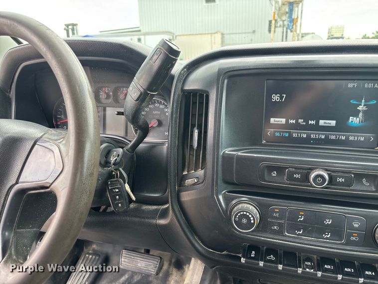 image for item DZ4546 2017 Chevrolet Silverado 3500HD Flatbed pickup truck