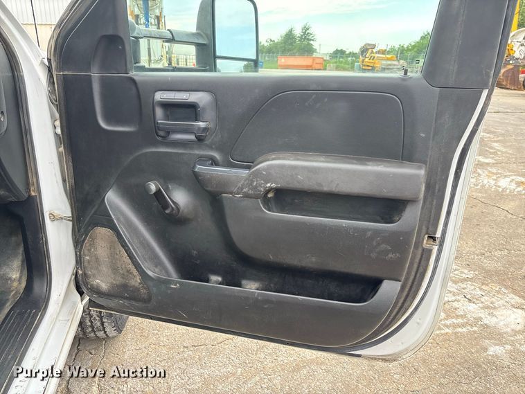 image for item DZ4546 2017 Chevrolet Silverado 3500HD Flatbed pickup truck
