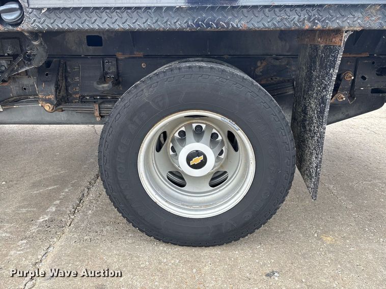 image for item DZ4546 2017 Chevrolet Silverado 3500HD Flatbed pickup truck