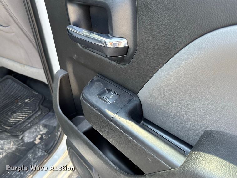 image for item DZ4571 2018 Chevrolet Silverado 1500 Crew Cab pickup truck