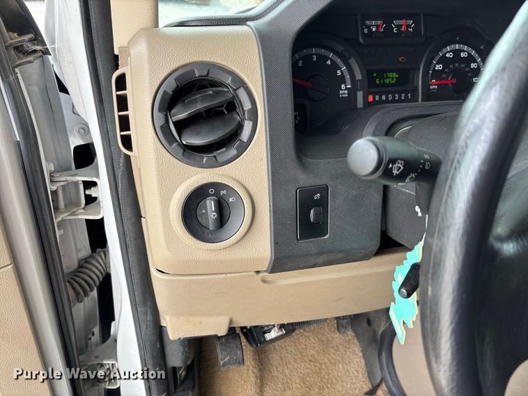 image for item DZ4580 2012 Ford E450 Super Duty Fleetwood Jamboree RV