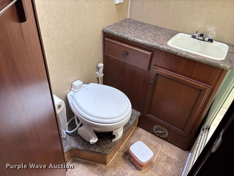image for item DZ4580 2012 Ford E450 Super Duty Fleetwood Jamboree RV