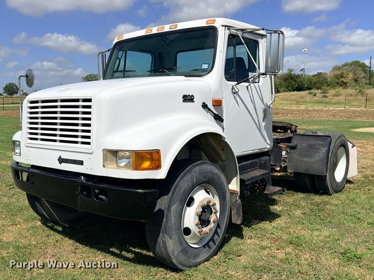 2001 International 4900 semi truck