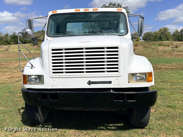 image for item ED5471 2001 International 4900 semi truck