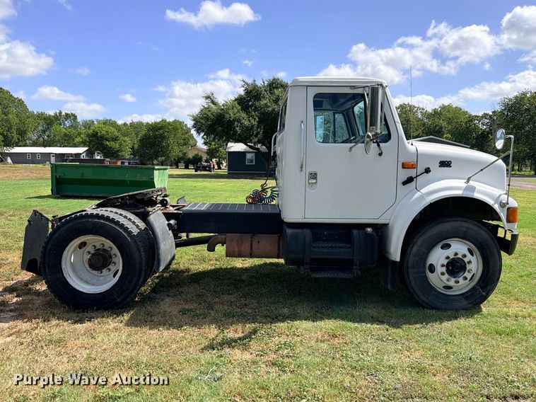 image for item ED5471 2001 International 4900 semi truck