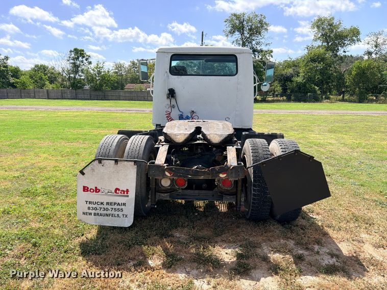 image for item ED5471 2001 International 4900 semi truck