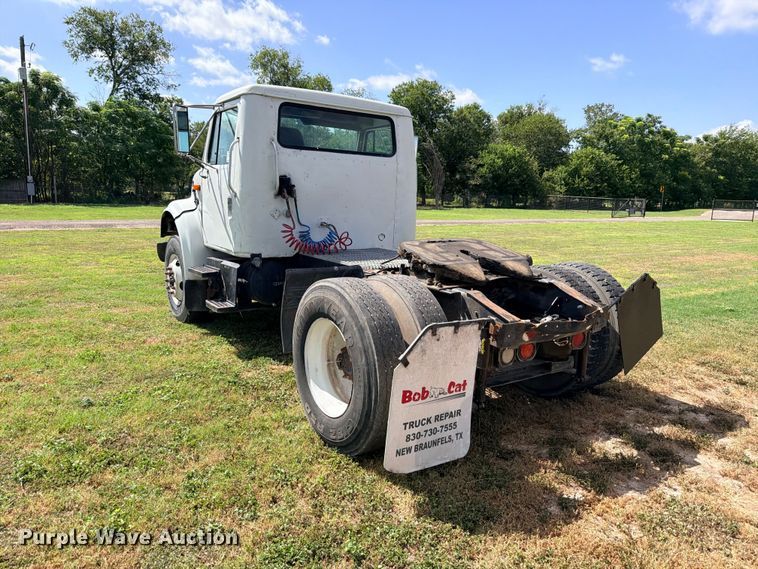 image for item ED5471 2001 International 4900 semi truck