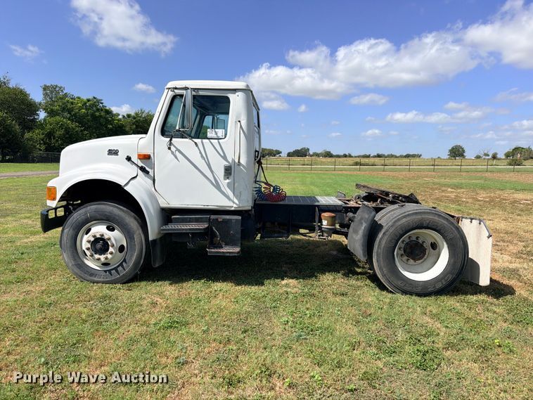 image for item ED5471 2001 International 4900 semi truck