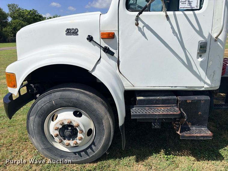 image for item ED5471 2001 International 4900 semi truck
