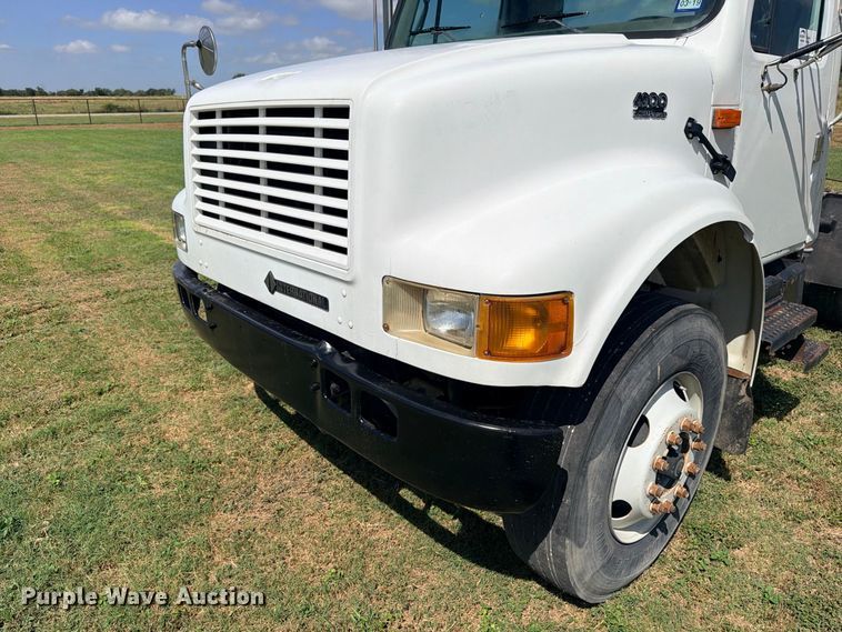 image for item ED5471 2001 International 4900 semi truck
