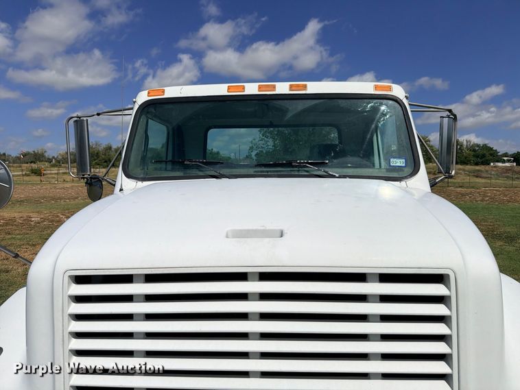 image for item ED5471 2001 International 4900 semi truck