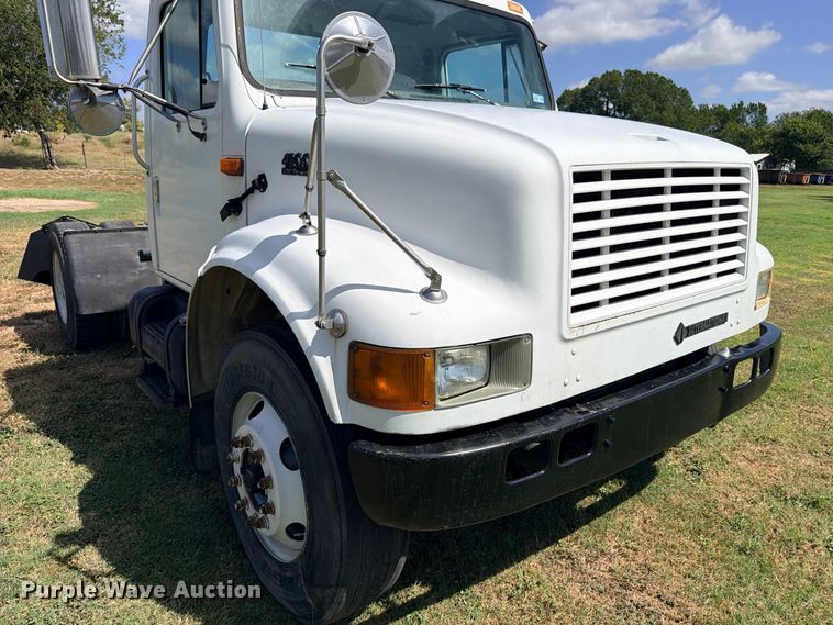 image for item ED5471 2001 International 4900 semi truck