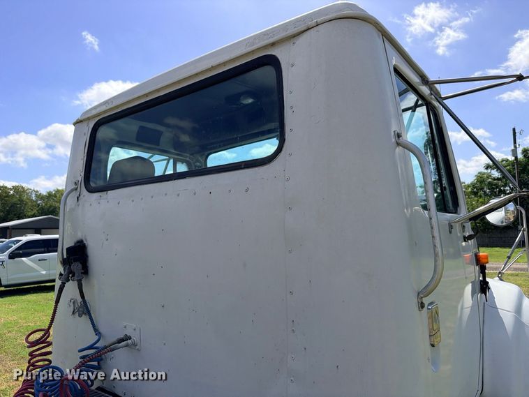 image for item ED5471 2001 International 4900 semi truck