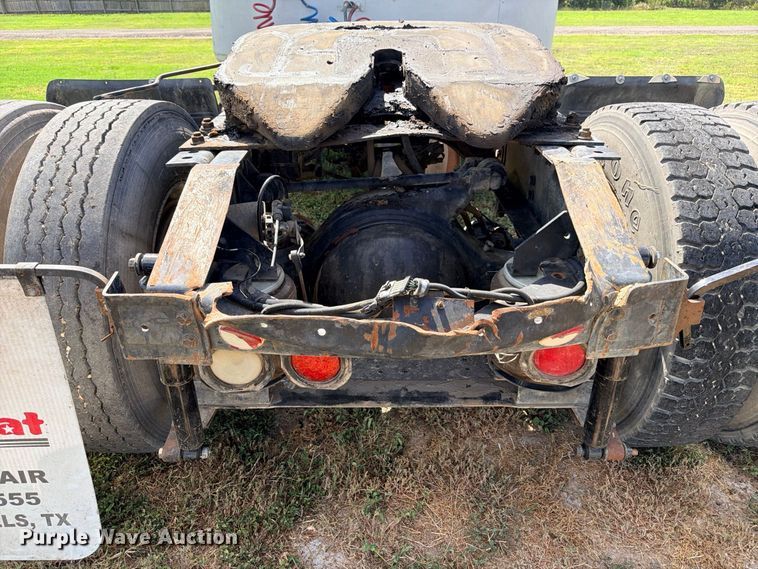 image for item ED5471 2001 International 4900 semi truck