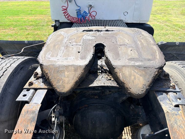 image for item ED5471 2001 International 4900 semi truck