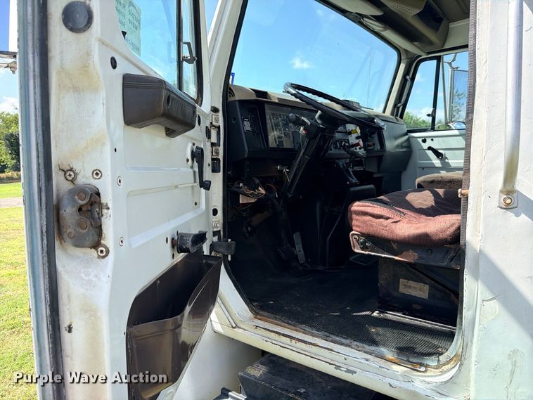 image for item ED5471 2001 International 4900 semi truck