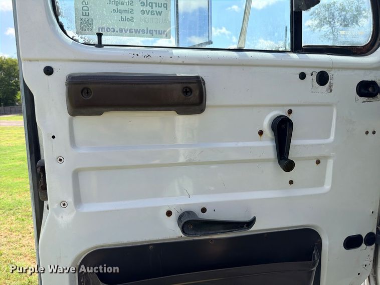 image for item ED5471 2001 International 4900 semi truck