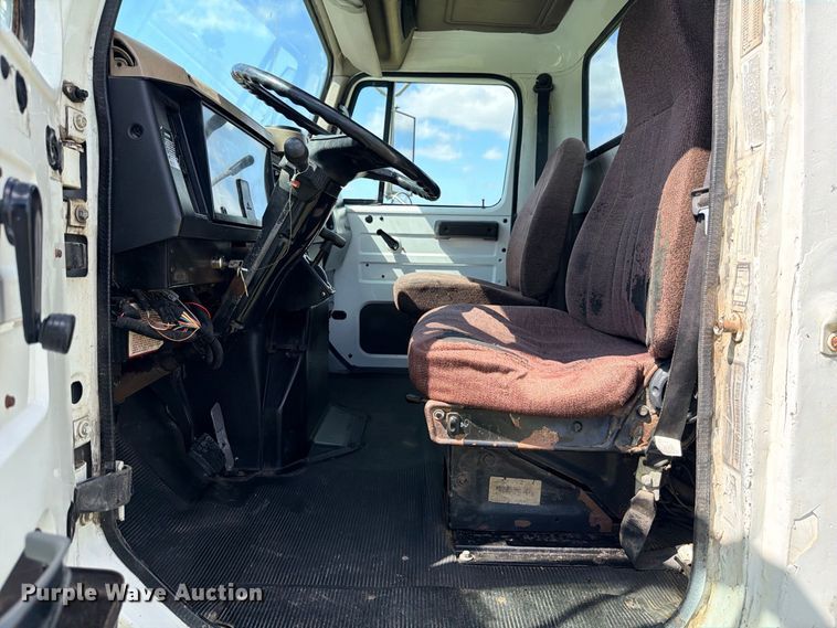 image for item ED5471 2001 International 4900 semi truck