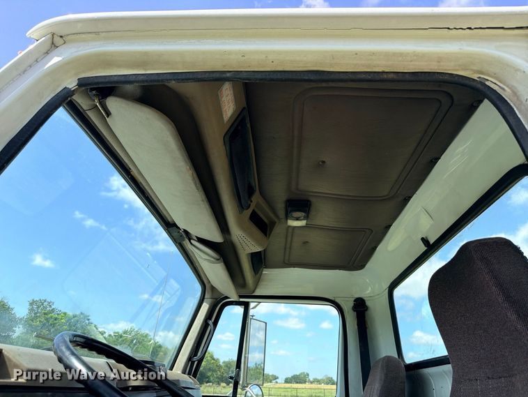 image for item ED5471 2001 International 4900 semi truck