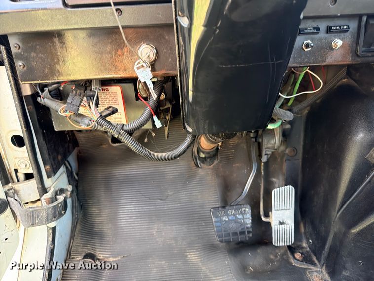 image for item ED5471 2001 International 4900 semi truck