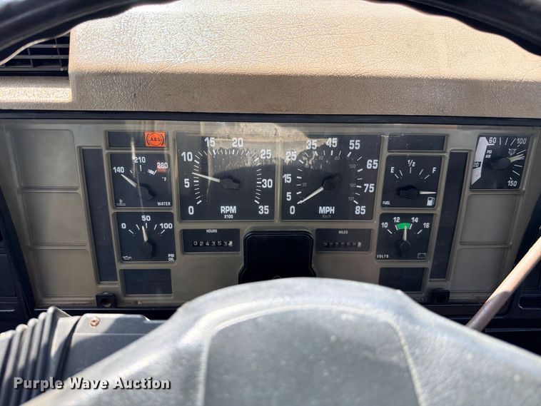 image for item ED5471 2001 International 4900 semi truck