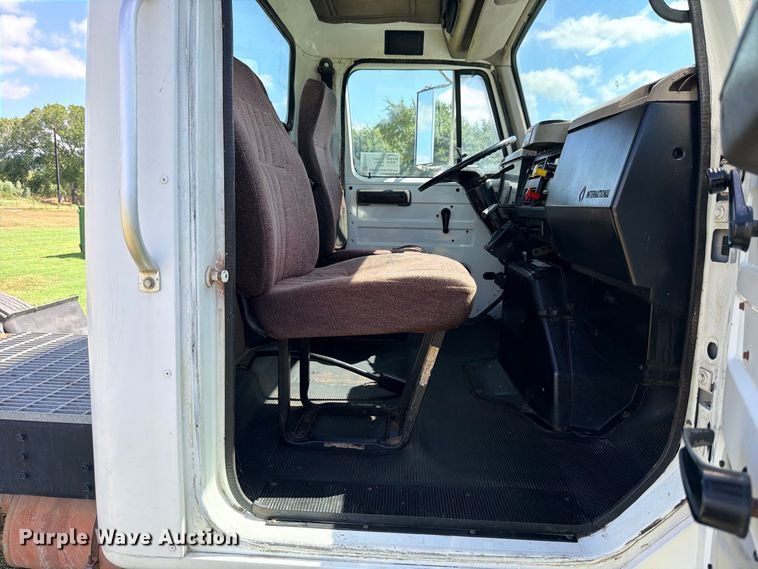 image for item ED5471 2001 International 4900 semi truck