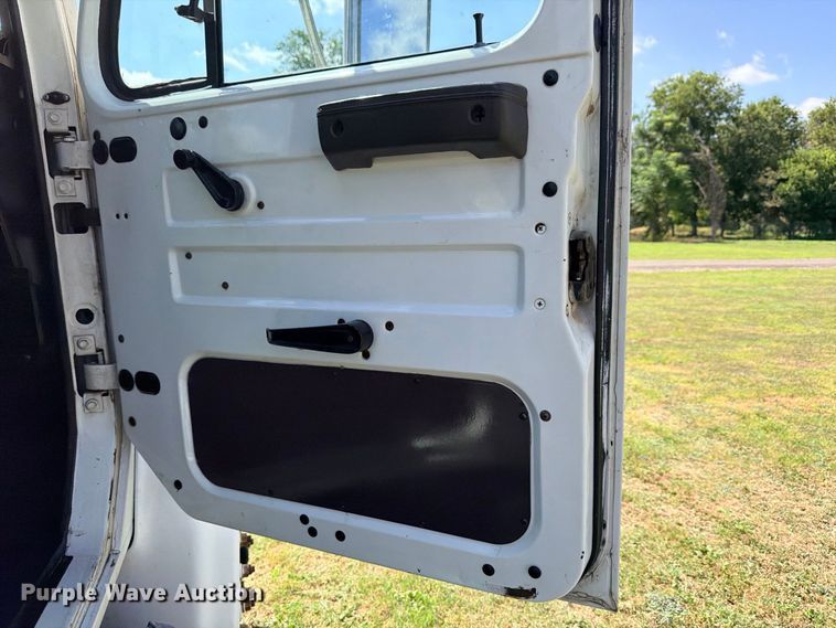 image for item ED5471 2001 International 4900 semi truck