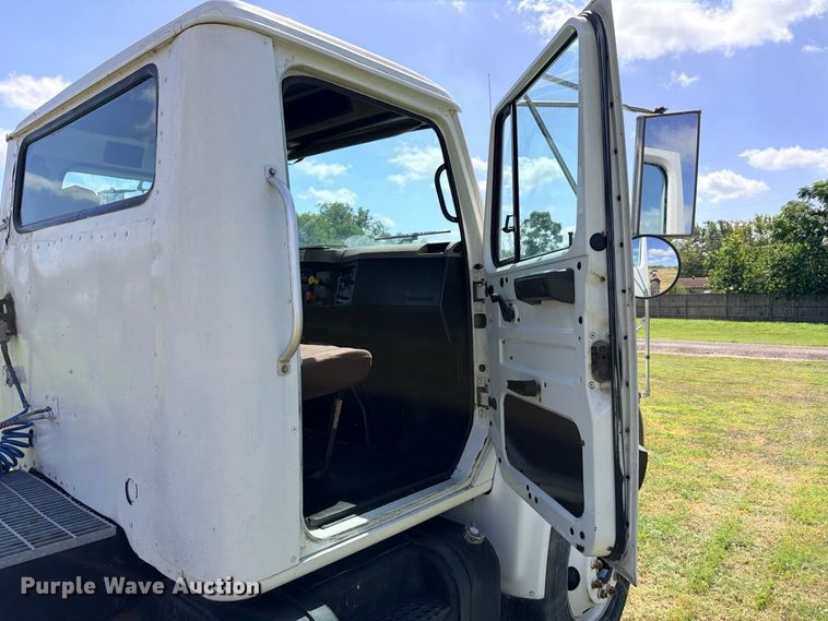 image for item ED5471 2001 International 4900 semi truck