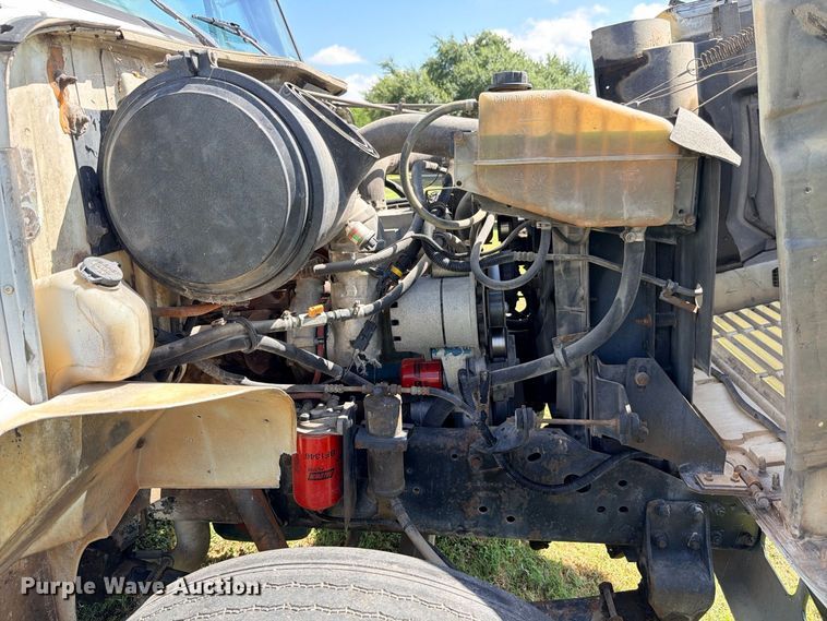 image for item ED5471 2001 International 4900 semi truck
