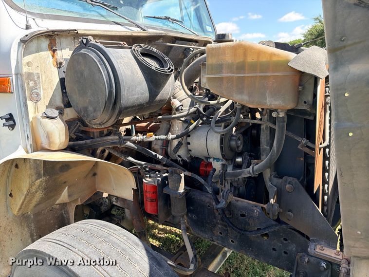 image for item ED5471 2001 International 4900 semi truck