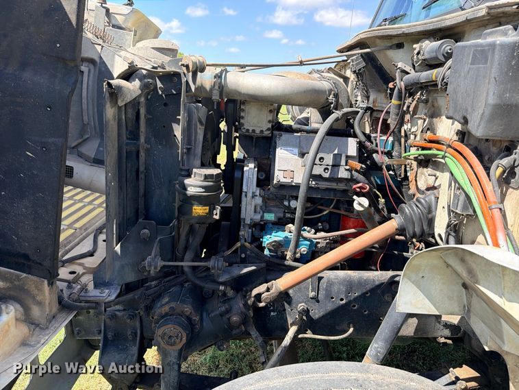 image for item ED5471 2001 International 4900 semi truck