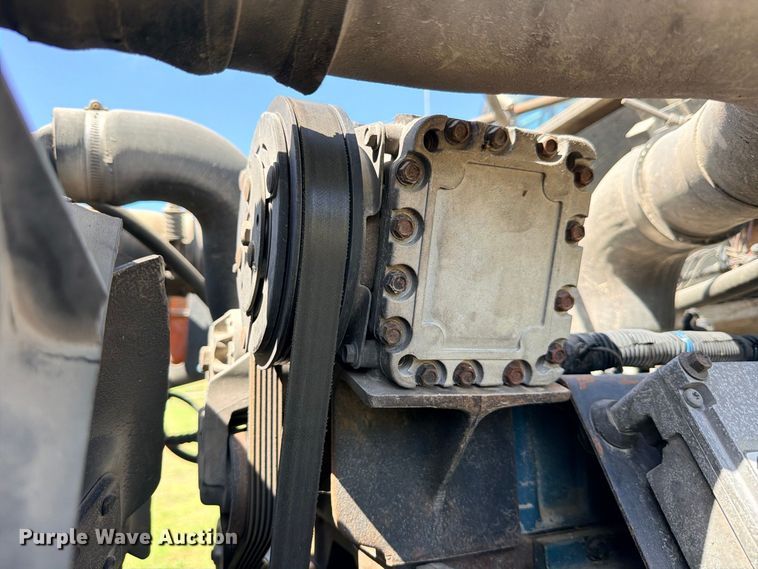 image for item ED5471 2001 International 4900 semi truck