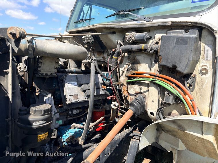 image for item ED5471 2001 International 4900 semi truck