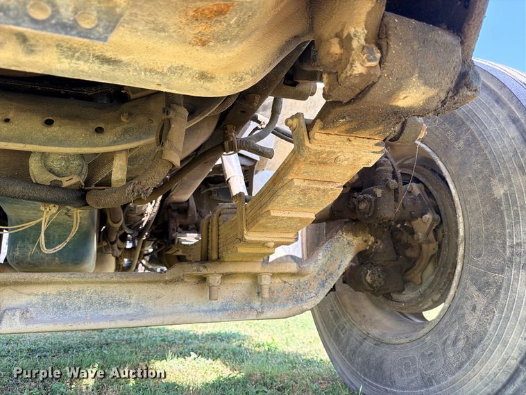 image for item ED5471 2001 International 4900 semi truck