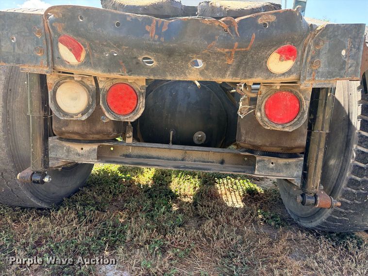 image for item ED5471 2001 International 4900 semi truck