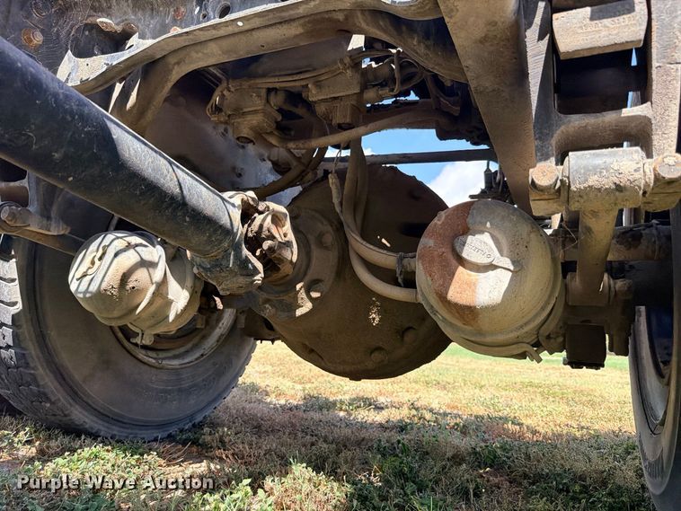 image for item ED5471 2001 International 4900 semi truck