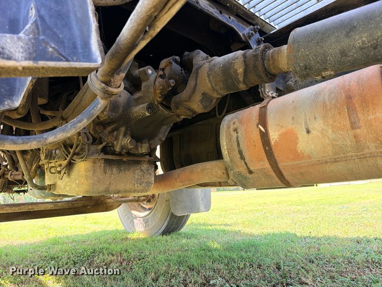 image for item ED5471 2001 International 4900 semi truck