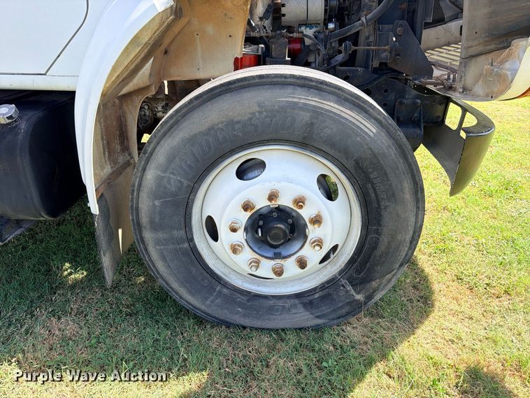 image for item ED5471 2001 International 4900 semi truck