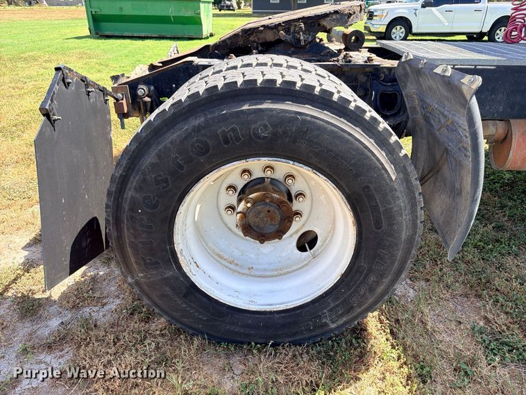 image for item ED5471 2001 International 4900 semi truck