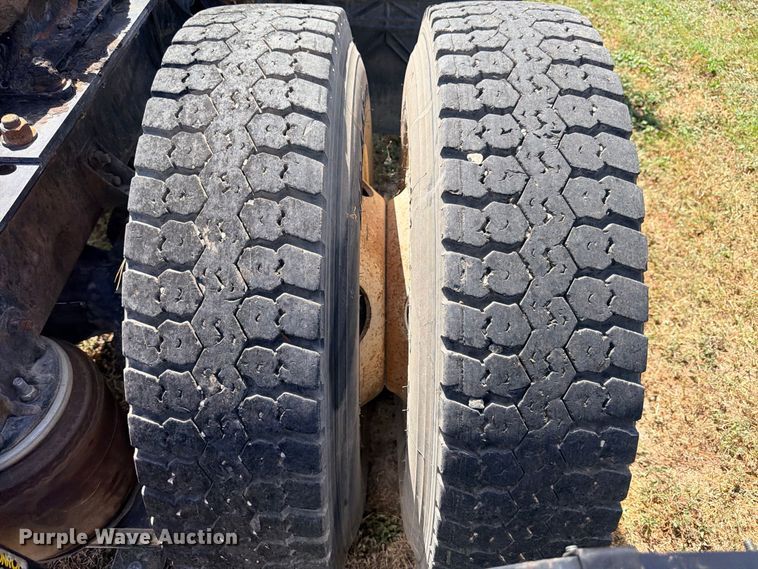 image for item ED5471 2001 International 4900 semi truck