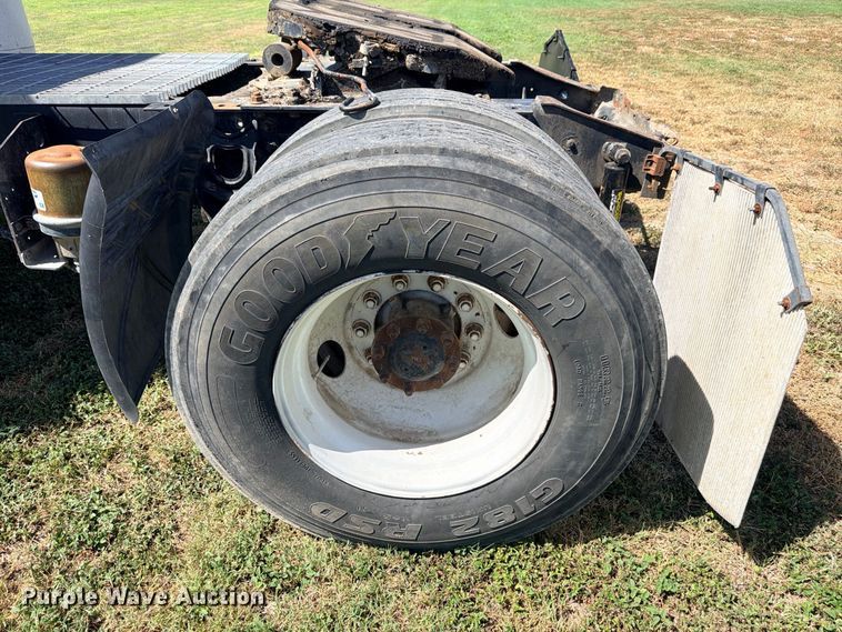 image for item ED5471 2001 International 4900 semi truck