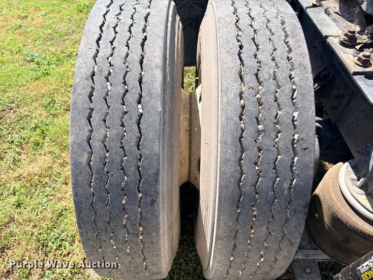 image for item ED5471 2001 International 4900 semi truck