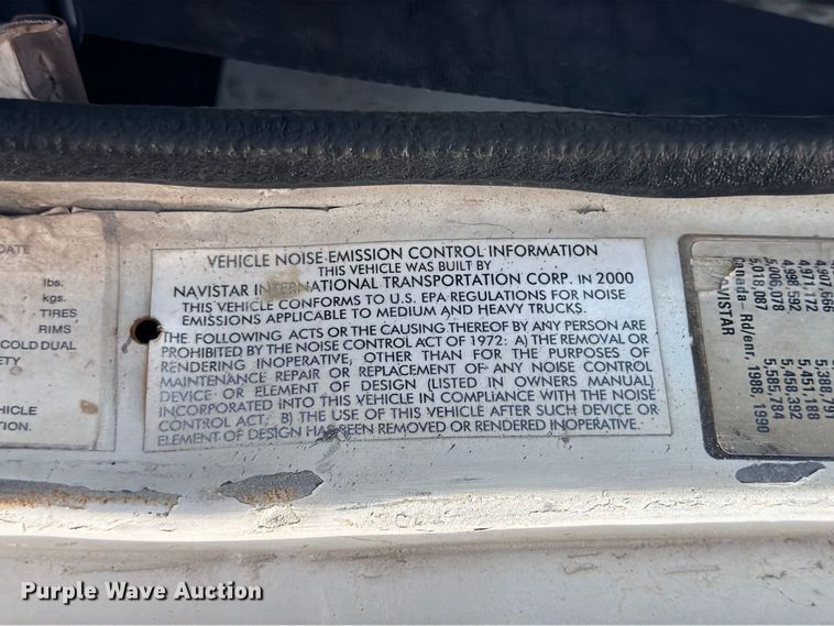 image for item ED5471 2001 International 4900 semi truck