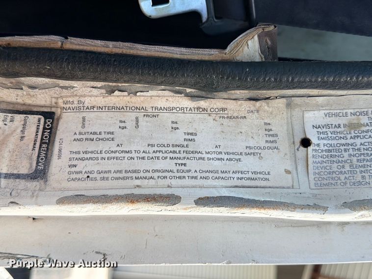 image for item ED5471 2001 International 4900 semi truck