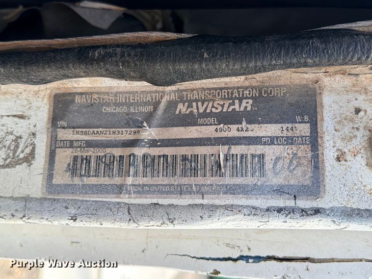 image for item ED5471 2001 International 4900 semi truck